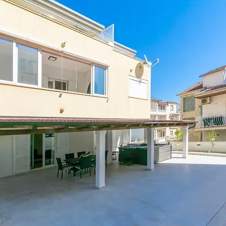 Dora Apartment *