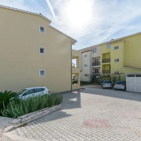 Dora Apartment *