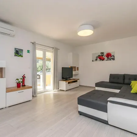 Dora Apartament *